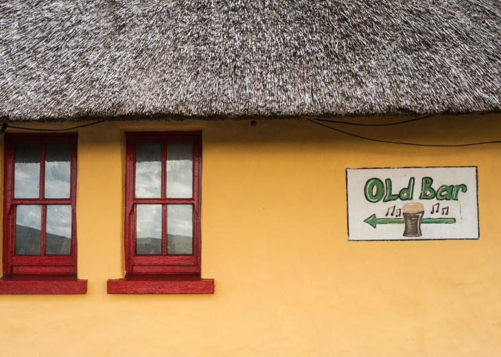 Vieux pub dans un cottage, Irlande