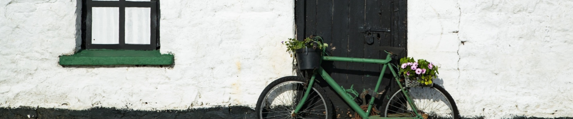 Vieux vélo devant un cottage traditionnel, Irlande