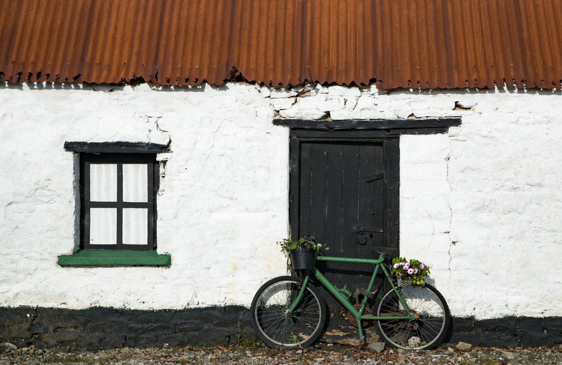 Vieux vélo devant un cottage traditionnel, Irlande
