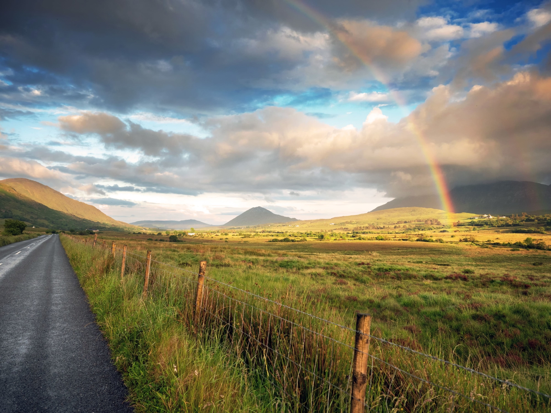 Arc en ciel dans la région du Connemara, Irlande