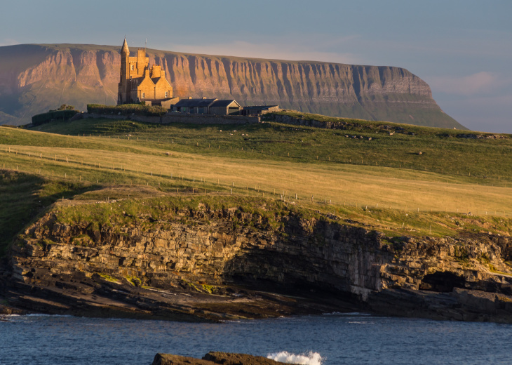 Château de Classiebawn, avec la montagne Benbulben en arrière plan