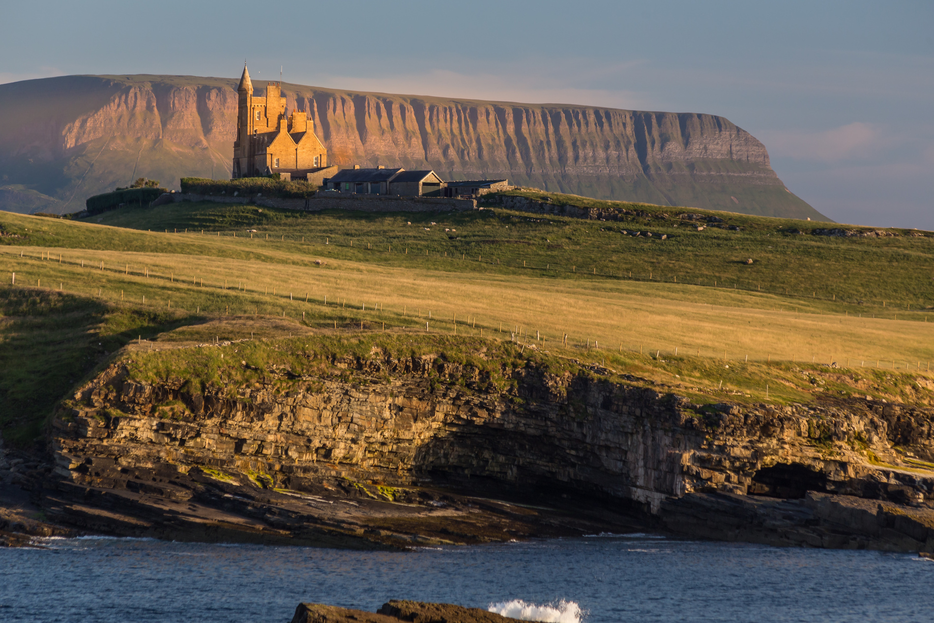 Château de Classiebawn, avec la montagne Benbulben en arrière plan
