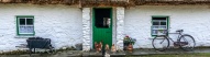Poules devant un cottage irlandais