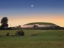 Coucher de soleil sur le site de Newgrange, Irlande