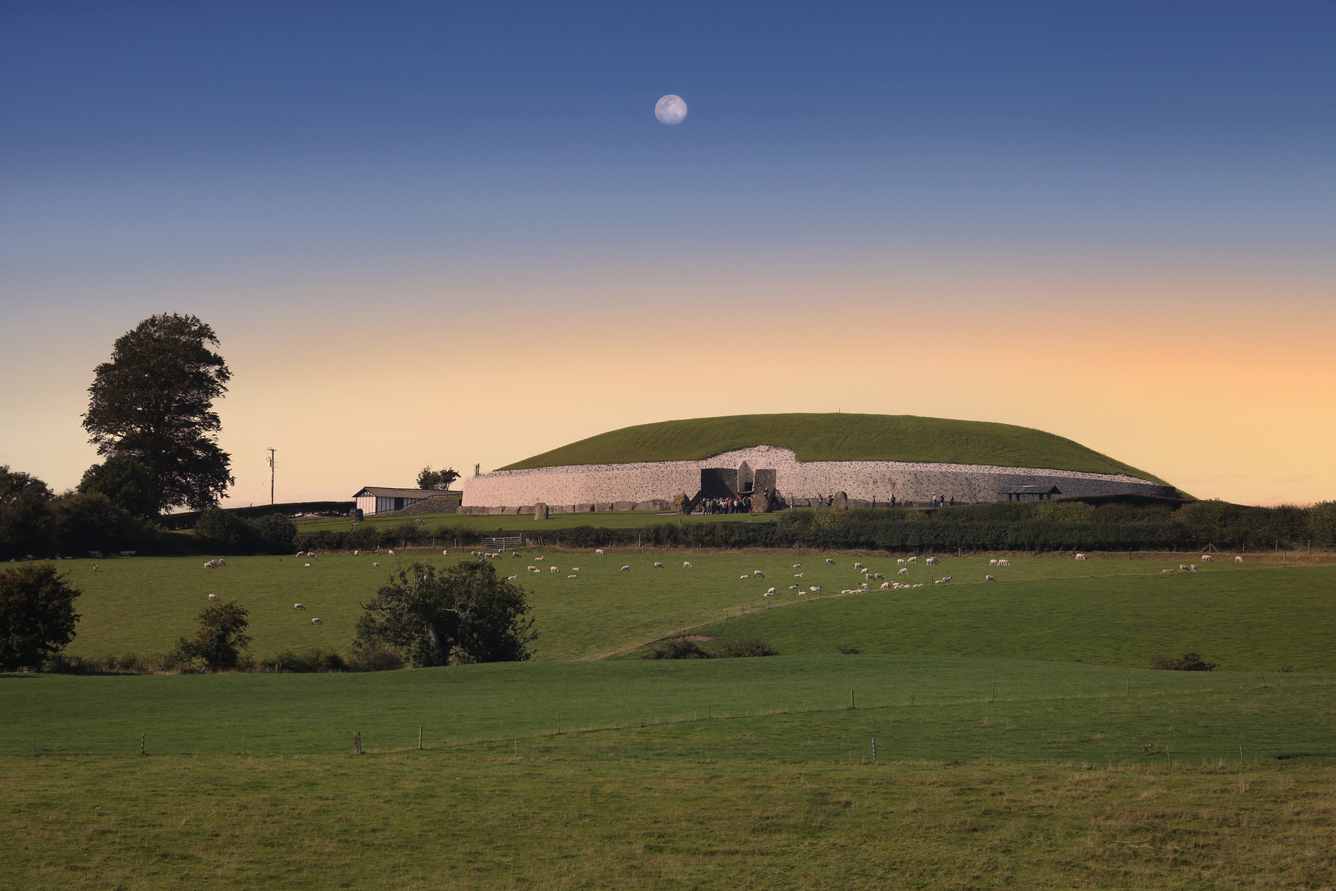 Coucher de soleil sur le site de Newgrange, Irlande